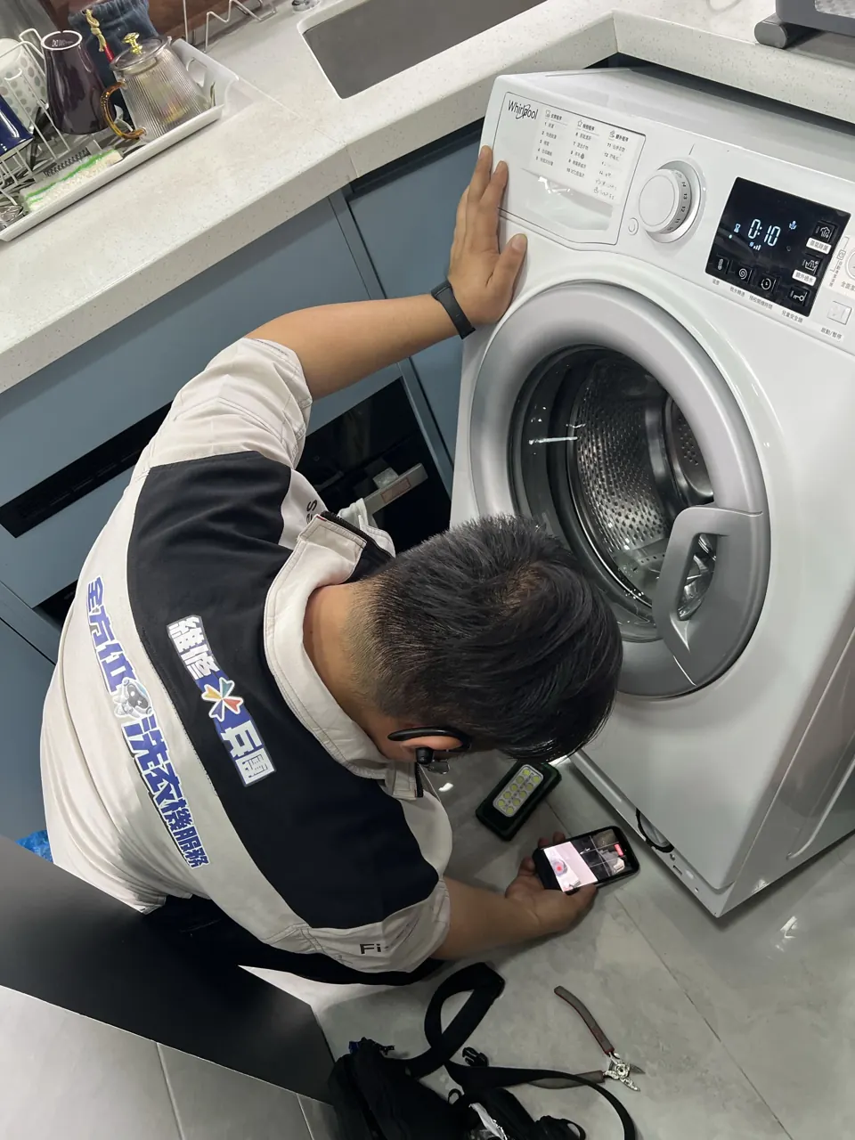 師傅跪低檢查洗衣機